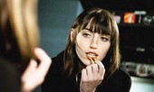 Trong thế giới fangirl: Sasha Sloan và âm nhạc của cô như ánh Trăng dịu dàng