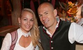 Bà xã Arjen Robben dương tính với COVID-19