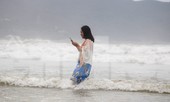 Mặc sóng lớn sau bão, người dân vẫn ra biển câu cá, chụp hình