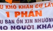 Chia sẻ chống dịch COVID-19: Phát cơm miễn phí, hỗ trợ tiền người bán vé số