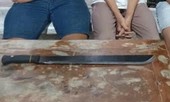 Kinh hãi nhóm học sinh mang dao 'diễu phố', bắt người trái pháp luật