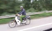 Người mặc trang phục giống cảnh sát phóng xe máy trên cao tốc ở Hà Nội