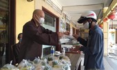 Nhà chùa nấu cơm, gửi nhu yếu phẩm cho người khó khăn