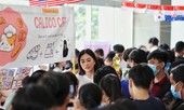 Hoa hậu Trần Tiểu Vy góp sức tại ‘Phiên chợ 0 đồng’ giúp sinh viên khó khăn