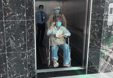 Nhìn gần cầu bộ hành có thang máy đầu tiên tại Sài Gòn