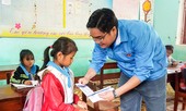 Thành Đoàn TPHCM tiếp sức học trò vùng lũ trong ngày đầu trở lại học tập