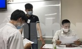 Sau cơn mưa nặng hạt, thí sinh TPHCM làm thủ tục dự thi tốt nghiệp THPT