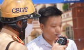 CSGT dùng ống thổi 1 lần kiểm tra nồng độ cồn tài xế