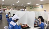Nhiều doanh nghiệp lắp 'vách ngăn' ở nhà ăn phòng COVID-19