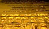 Giá vàng đồng loạt giảm, USD bật tăng