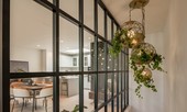 Nhà nhỏ hẹp nhưng vẫn có các 'khu vườn treo' đẹp long lanh đón Tết