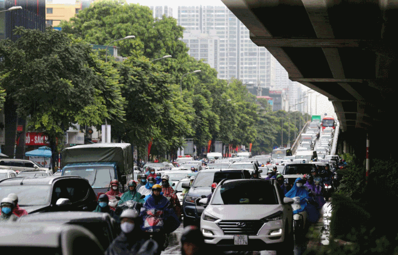 Vật vã vượt 'biển người' tới công sở dưới cơn mưa Hà thành