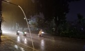 Mưa to, gió lớn sầm sập ở Hà Nội chiều 30 Tết