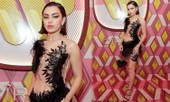 Diện đầm xuyên thấu sexy, Charli XCX lộ vòng một chảy xệ bất thường