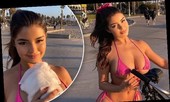 ‘Kim siêu vòng ba nước Anh’ ôm thỏ, dắt xe đạp dạo bờ biển với bikini bé xíu