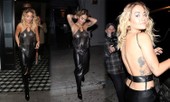 Rita Ora mặc áo yếm mỏng tang, lộ vòng một ‘không nội y’ chảy xệ