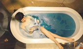 Bảo Anh khỏa thân trong bồn tắm