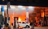 Bản tin 8H: Cây xăng ở Hà Nội bốc cháy sau khi bị ô tô đâm đổ