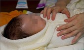 Mẹ 19 tuổi bịt miệng con đến chết khi vừa chào đời