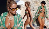 Rita Ora bị dân mạng chê khi mặc đồ bơi