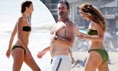 Bạn gái kém 17 tuổi của tài tử ‘Gã điên’ diện bikini bé xíu, thân hình 1m80 nổi bật