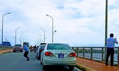 Bản tin 8H: Đoàn ô tô biển xanh dừng trên cầu đông đúc để chụp hình