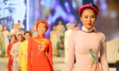 Thời trang kết hợp với ánh sáng 3D tại phố Nguyễn Huệ