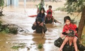 Vượt lũ giúp dân
