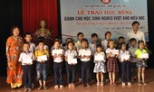 Quảng Trị: Tặng quà các gia đình bị thiệt hại do bão lũ