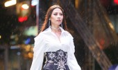 Nguyễn Thị Loan catwalk 'xuất thần' dưới mưa trên phố đi bộ