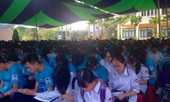 Học sinh được chuyên gia dạy cách trang điểm, thắt caravat và đánh giày