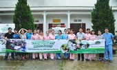 Bệnh viện Hồng Ngọc làm chương trình “Trao vòng tay nhân ái” tại Phú Thọ