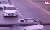 Xe Audi bị cần cẩu khổng lồ đè bẹp, tài xế thoát chết thần kỳ