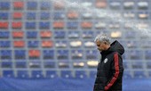 HLV Mourinho 'dựng xe bus' đấu Benfica?