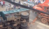 Xe tải lật nghiêng đè chết người bán vé số