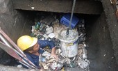 Công nhân ngâm mình dưới cống ở 'rốn ngập' Sài Gòn vớt rác
