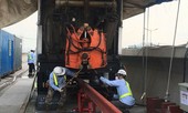 Mục kích lắp đường ray đầu tiên cho tuyến metro số 1 ở Sài Gòn