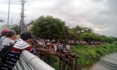 Thanh niên rơi xuống sông khi đứng xem tìm kiếm thi thể nhảy cầu