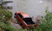 Phát hiện thi thể người đàn ông cạnh xe bán tải dưới vực suối