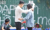 Sinh viên Hà Nội mở dịch vụ “ôm người, tặng hoa”