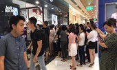 TP.HCM: Đường phố tắc nghẽn, TTTM đông nghịt người "săn sale" Black Friday