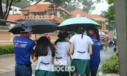 Mưa to ngày thi Toán: “Soái ca”, “soái tỷ” đưa chiếc ô làm trái tim teen 2K2 “có cầu vồng“