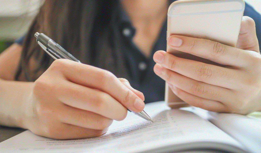 Học sinh được dùng điện thoại trong giờ học: Tận dụng smartphone trong lớp thế nào?