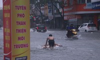 Đà Nẵng thành sông sau mưa lớn, người dân không kịp trở tay