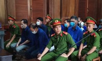 Các bị cáo tại phiên tòa chiều nay 25/9. Ảnh: Tân Châu.