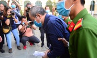 Cựu Bộ trưởng Đinh La Thăng tiếp tục bác cáo trạng tại phiên tòa sáng nay 17/12. Ảnh: Tân Châu.