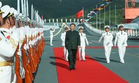 Chủ tịch Trung Quốc Tập Cận Bình lên tàu sân bay Sơn Đông