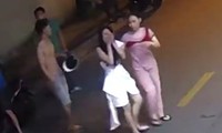 Nam thanh niên đánh dã man cô gái và dọa chém người can ngăn ở TP HCM