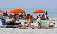 Người dân tụ tập trên bãi biển Florida Mỹ, bất chấp lệnh cấm tụ tập đông người. (Ảnh: AP)