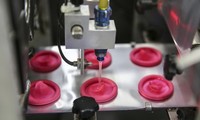 Một công nhân kiểm tra chất lượng sản phẩm tại nhà máy sản xuất bao cao su Durex ở Malaysia. (Ảnh: Reuters)